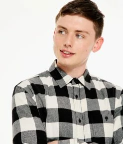 Aeropostale Men's Buffalo Check Softspun Flannel Button-Down Shirt